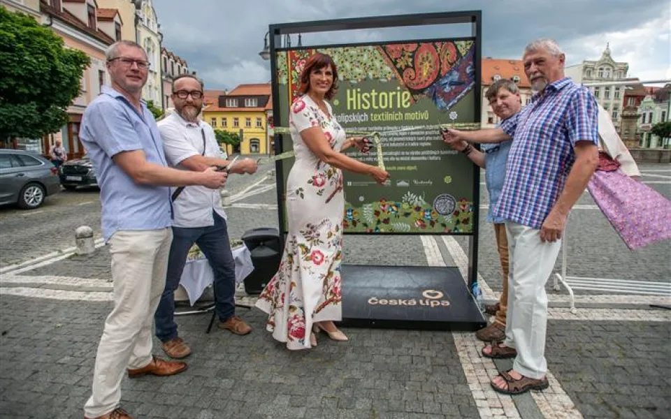 Nová letní výstava v ulicích České Lípy připomíná tradici místních textilek