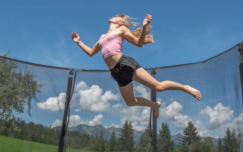 Nejvíc úrazů dětí je teď v červenci, rizikové jsou trampolíny i skoky do vody