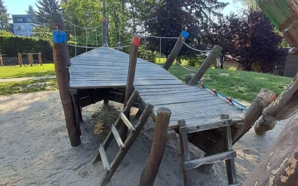 Pokažená oprava, z herního prvku trčely vruty. Pirátská loď je opět bezpečná