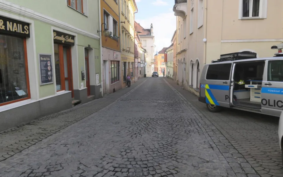 Dvouletá dívka vběhla pod auto. Řidič stihl zareagovat, sám pak holčičku odvezl do nemocnice