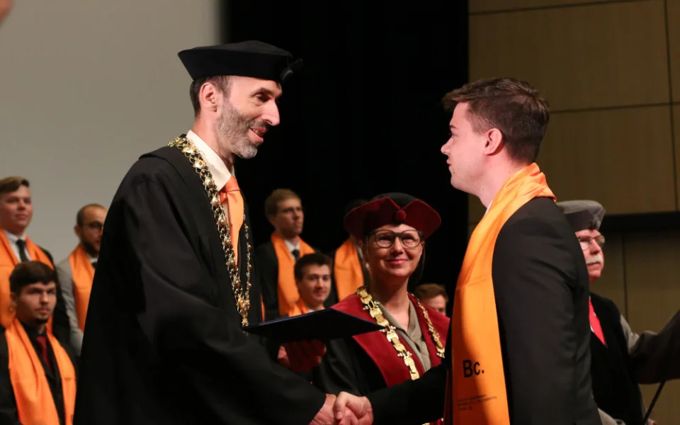 Také univerzita už má prázdniny. Diplomy převzalo přes sedm stovek absolventů
