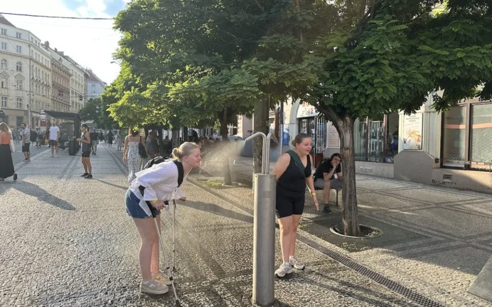 Dusno, bouřky a tropické teploty. Tento týden se zchladíme až o víkendu.