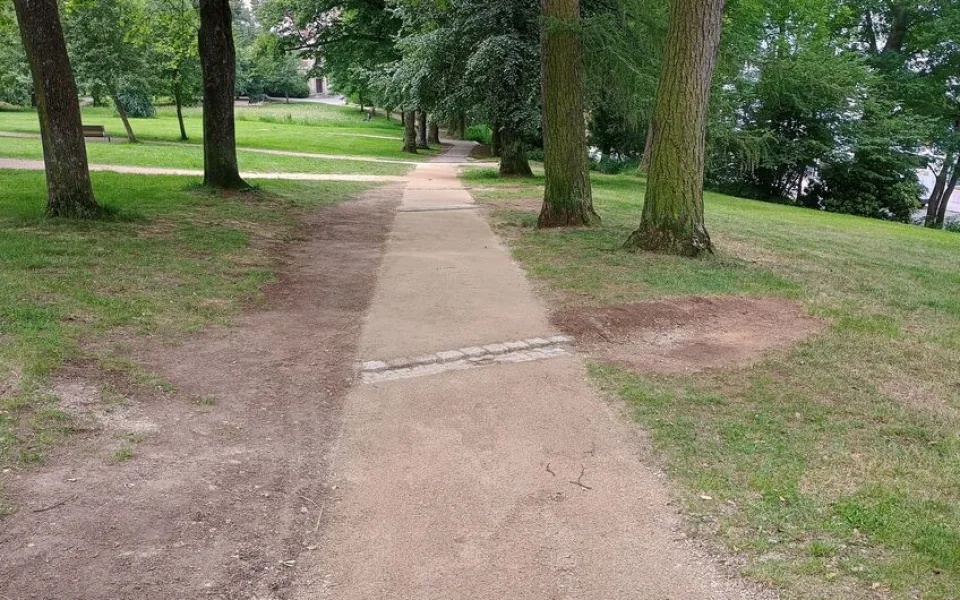 Město Liberec obnovuje povrchy cest ve svých parcích