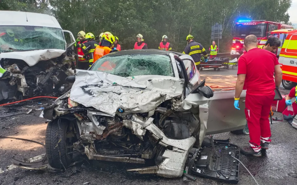Po střetu dodávky s osobním autem je uzavřená silnice I/13 u Bílého Kostela nad Nisou