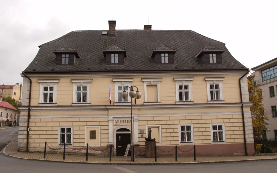 Na výstavě květinových zátiší pracovali několik let. Pracovníci Pojizerské galerie v Semilech představují 33 umělců