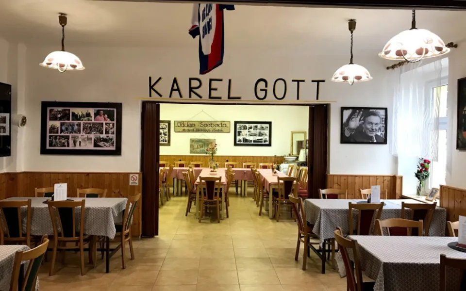 Dnes by Karel Gott oslavil 85. narozeniny. Vesnička, kam jezdil od dětství, mu věnovala muzeum