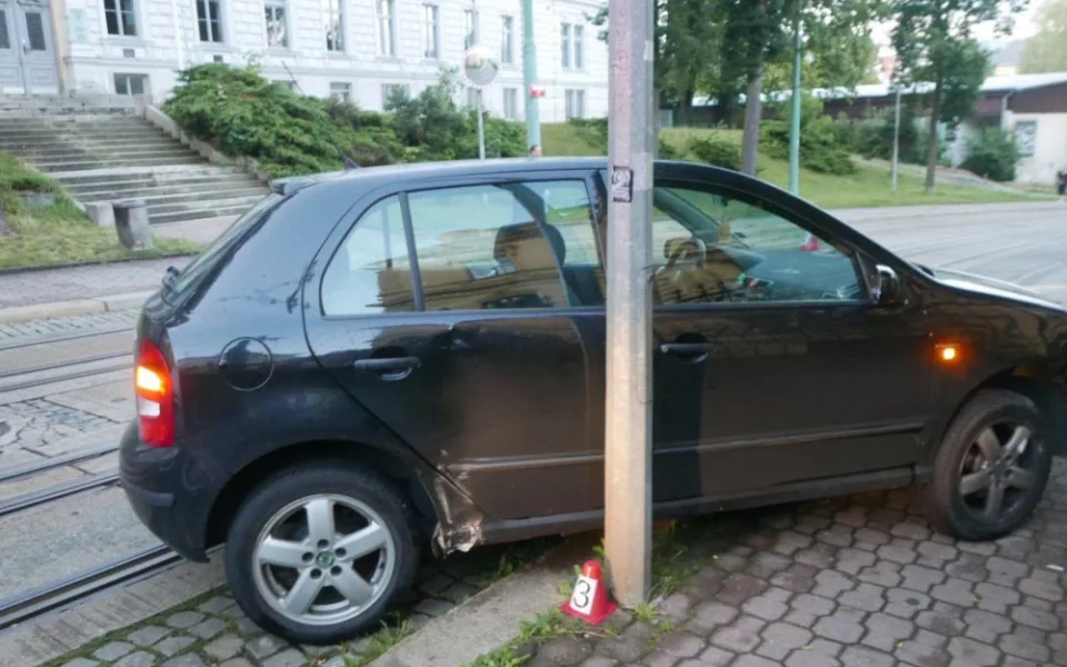 Řidič na Masaryčce dostal smyk a narazil do plotu