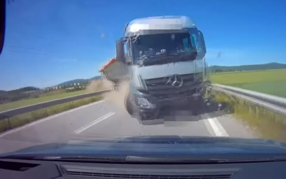 V posledních měsících vzrostl počet nehod kvůli mikrospánku. Jak se únavě za volantem bránit?