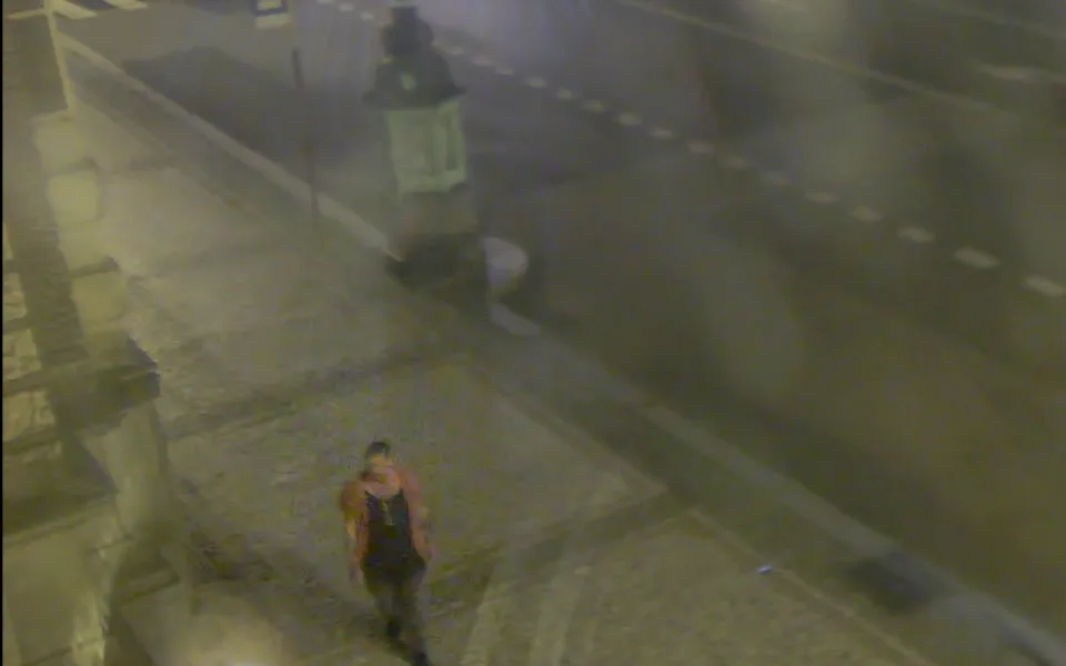 Fyzické napadení u radnice. Policie hledá důležitého svědka