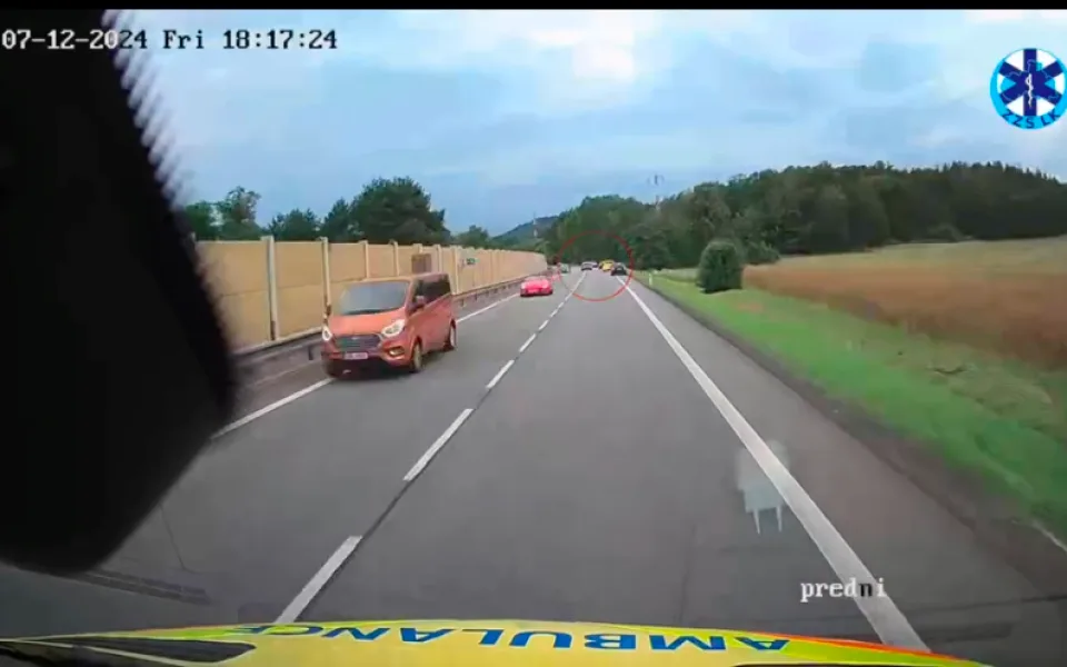Video liberecké záchranky. Řidič před nimi vjel do záchranářské uličky