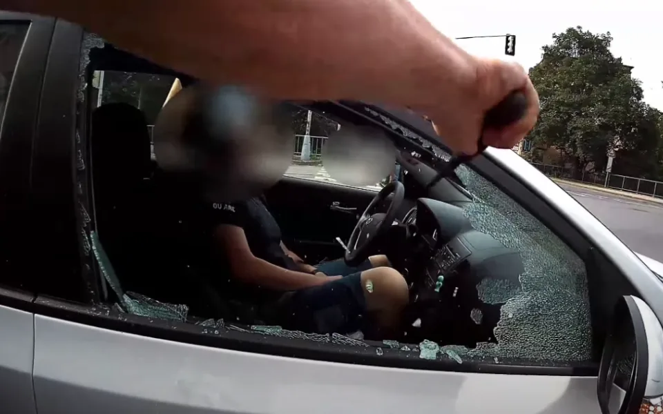 VIDEO: Policisté bojovali o život řidiče, zkolaboval v zamčeném autě uprostřed křižovatky