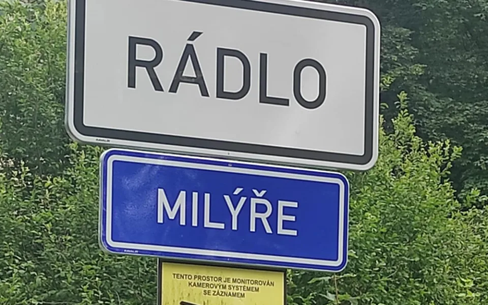 Chyba na dopravní značce pobavila internet, zhotovitel ji už nechal vyměnit