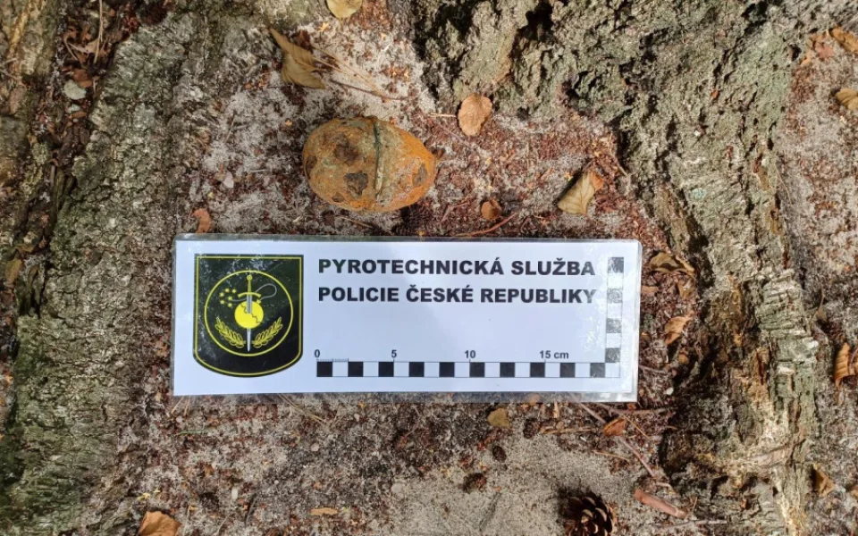 Pyrotechnici uzavřeli hlavní pláž na Mácháči, brigádníci od šlapadel tam našli granát