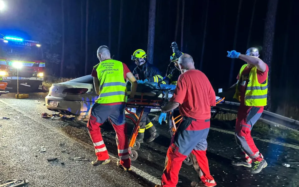 Při čelní srážce dvou aut u Doks zemřel řidič. Jeho žena a děti jsou ve vážném stavu