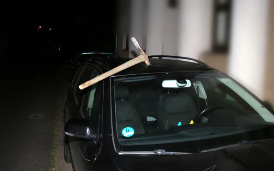 Ženu vylekaly dvě rány. Do auta někdo zasekl krumpáč