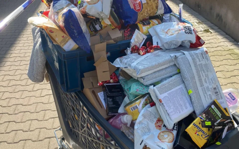 Po městě se procházel s košíkem přetékajícím kradeného zboží
