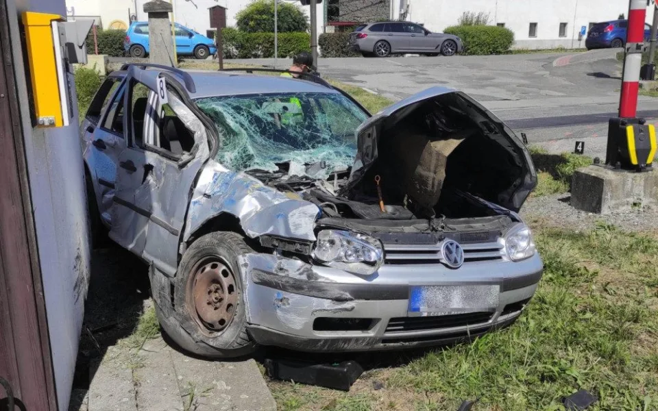 Řidička nerespektovala červenou na přejezdu, vjela přímo před vlak