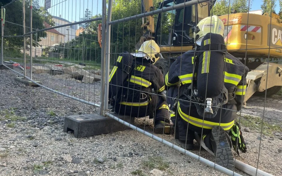 Při výkopových pracích poškodili plynové potrubí. Hasiči u bývalé Textilany evakuovali dvacítku lidí