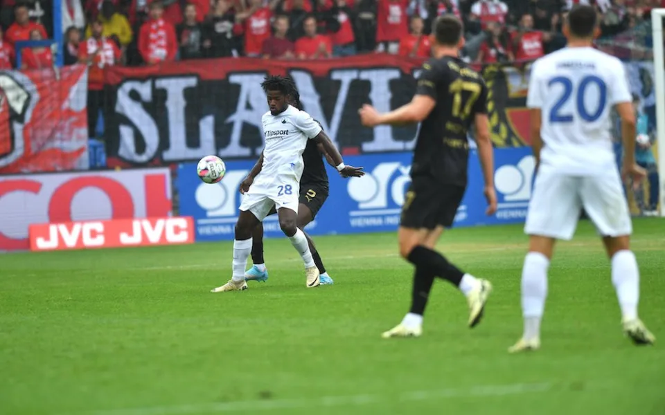 Slovan před devíti tisíci diváky podlehl Slavii. Jediným gólem rozhodl Diouf