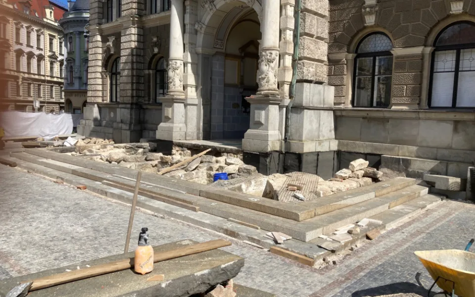 Oprava vstupního schodiště do radnice v Liberci skončí asi už v srpnu