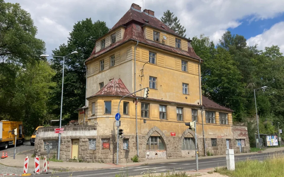 Chátrající dům u bývalé Textilany chce Liberec za 50 milionů přestavět na azylový dům