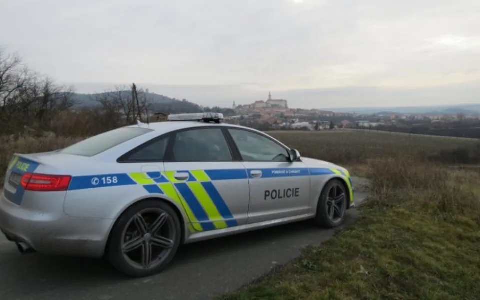 Policie hledá řidiče bílé Fabie, který v Albrechticích způsobil nehodu a ujel.