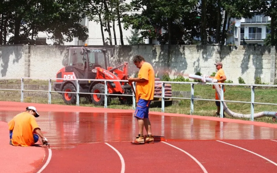 Atletický stadion v Turnově má nový povrch, dnes a zítra ho čeká lajnování drah