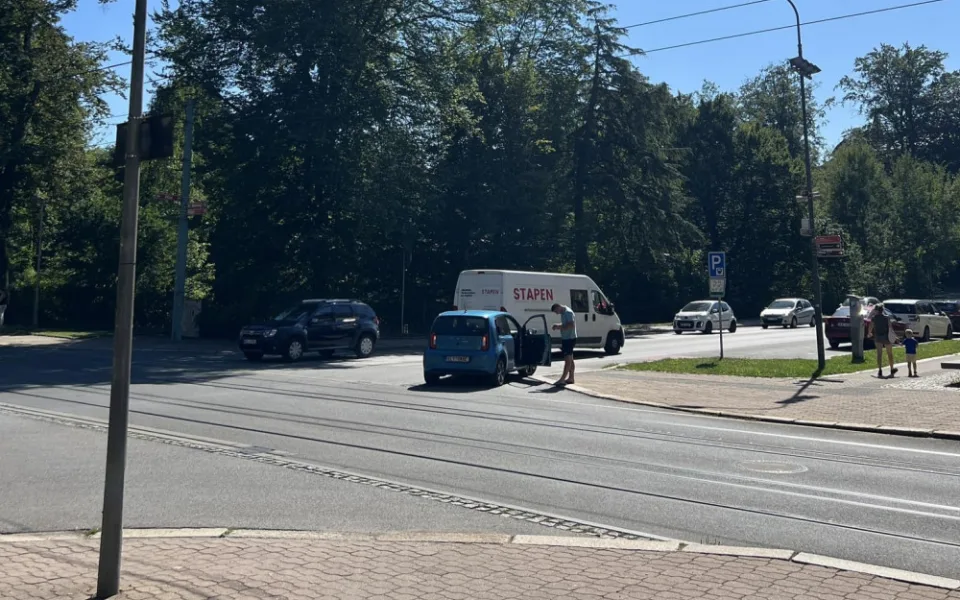 Superb nedal u muzea přednost, způsobil nehodu a ujel. Policii ale díky všímavosti ostatních řidičů neunikne