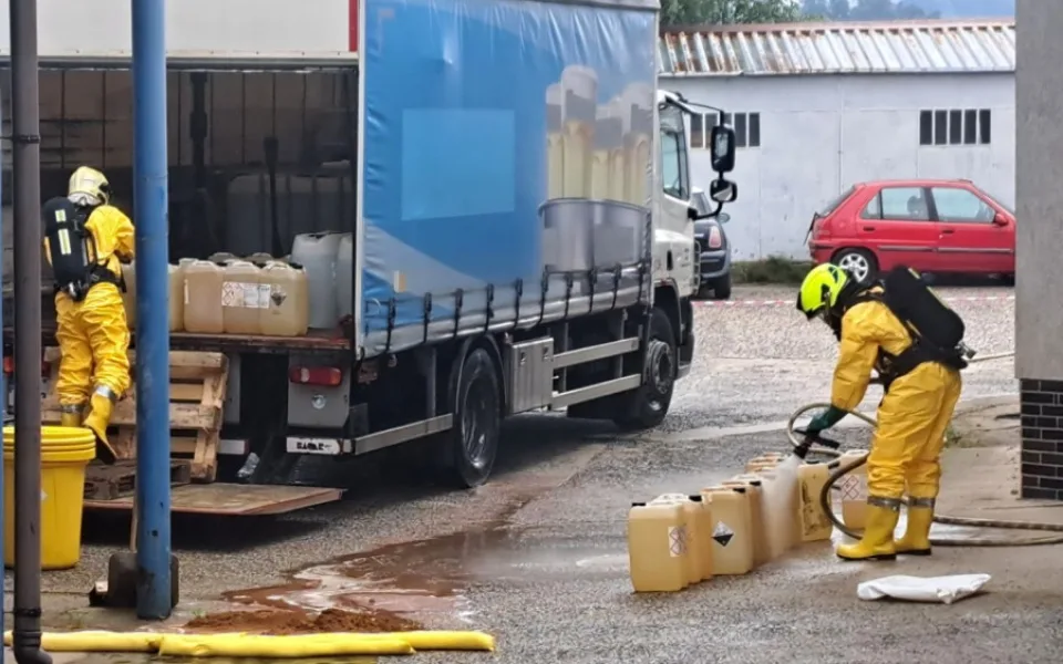 V Jablonci vytekla z barelu na korbě náklaďáku kyselina dusičná. Zasahují hasiči