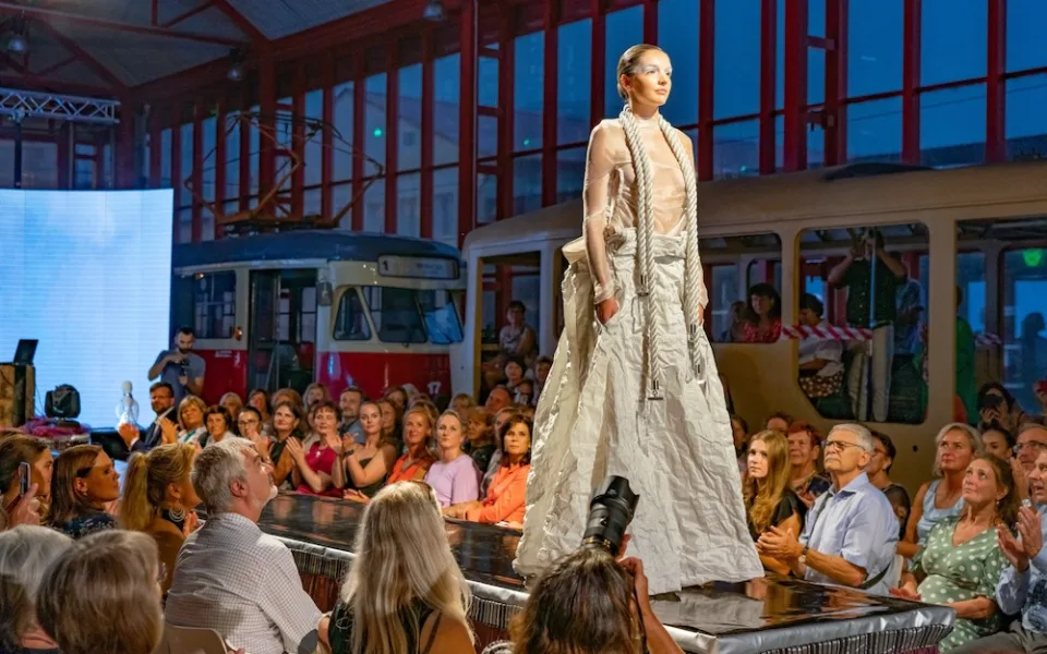 Výstava na kraji se ohlíží za loňským festivalem Crystal Valley Week a zve na letošní ročník