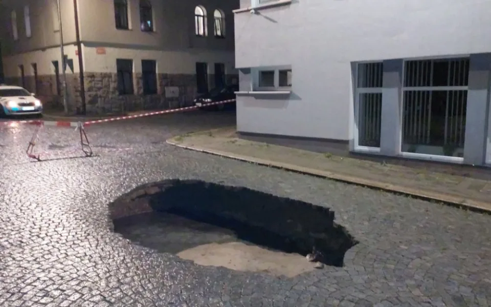 Po silném dešti se v Jablonci propadla část silnice v Souběžné ulici