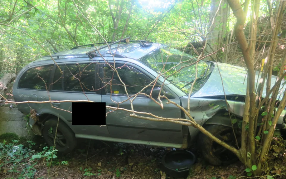 Taxikář v Jablonci uhýbal autu v protisměru a spadl ze srázu
