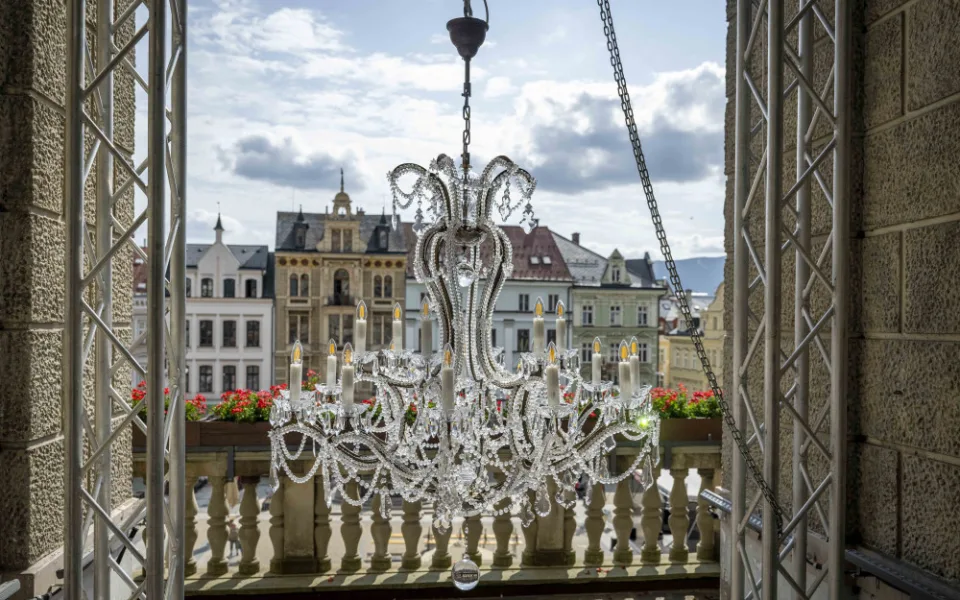 Balkon liberecké radnice zdobí křišťálový lustr Marie Terezie. Oslavuje 300 let svítidel na severu Čech