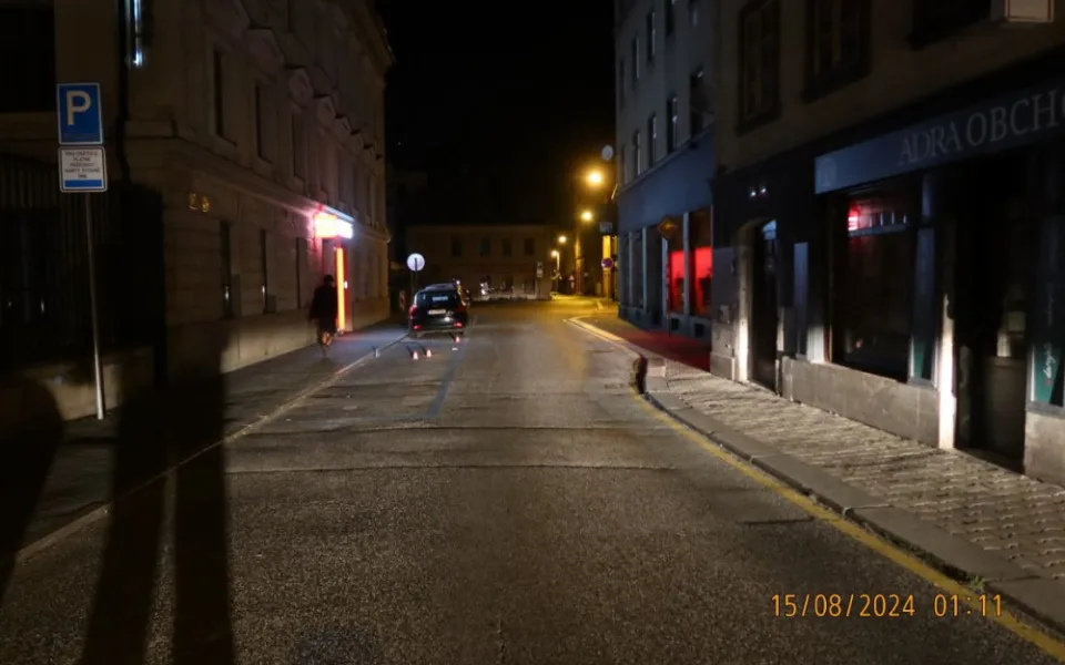 Střet chodce s koloběžkou v Široké ulici. Koloběžkář z místa nehody ujel