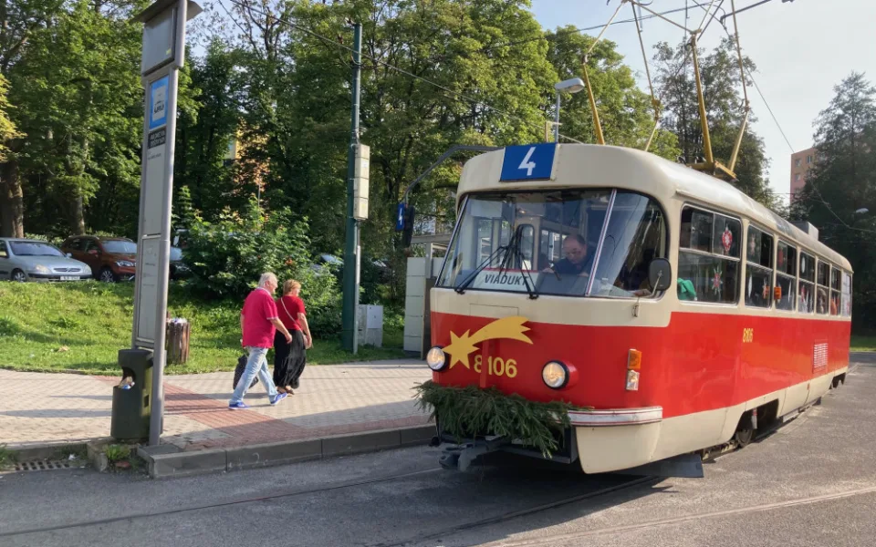 Mezi Libercem a Jabloncem jezdí vánoční tramvaj, příští týden bude vánoční atmosféru šířit na trase Liberec - Vratislavice