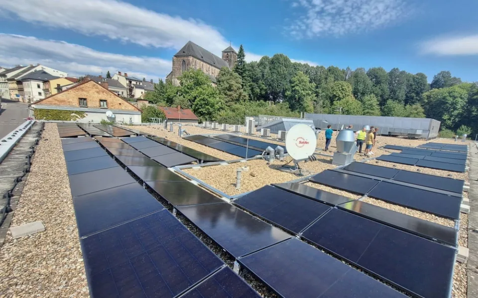 Turnov investuje do energetické soběstačnosti. Na dvou městských budovách zřídil fotovoltaické elektrárny