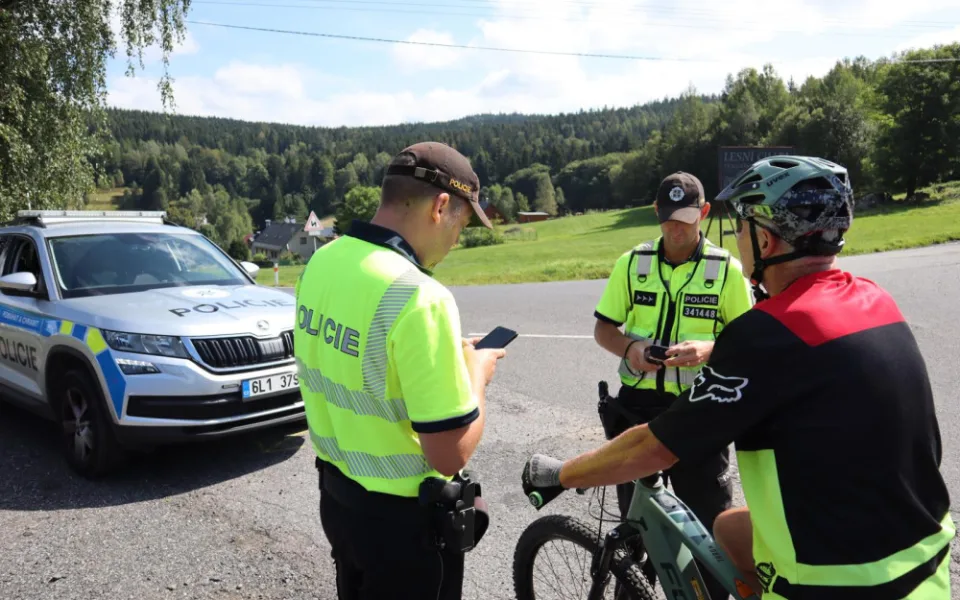 Policisté se zaměřili na cyklisty i to, jak je předjíždí auta. Deset jezdců bylo pod vlivem alkoholu nebo drog