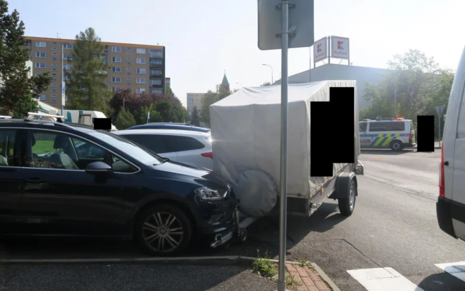 Autu se za jízdy odpojil přívěs. Narazil do zaparkovaného vozu