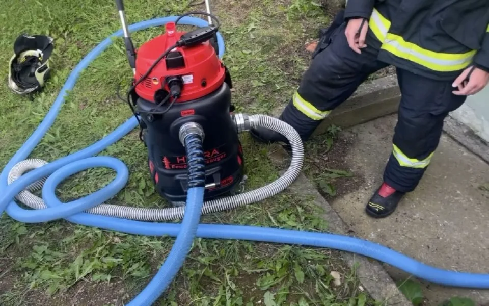 Nový vodní vysavač vyzkoušeli frýdlantští hasiči v ostrém provozu. Pomohl po prudkých bouřkách v minulém týdnu