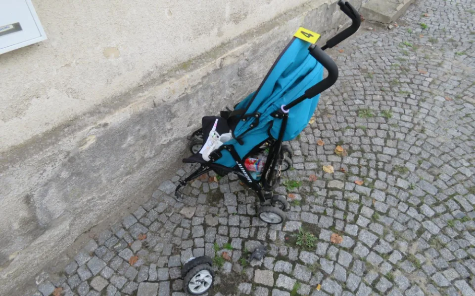 Řidič v Semilech se zřejmě nevěnoval řízení, najel na chodník a těžce zranil muže