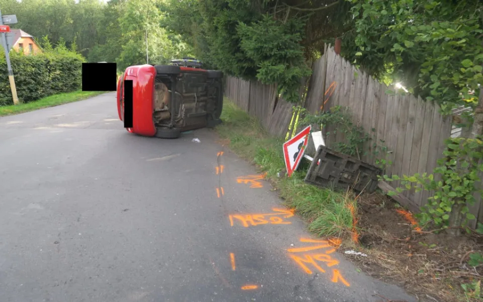 Žák autoškoly nezvládl jízdu a havaroval. Auto otočil na bok