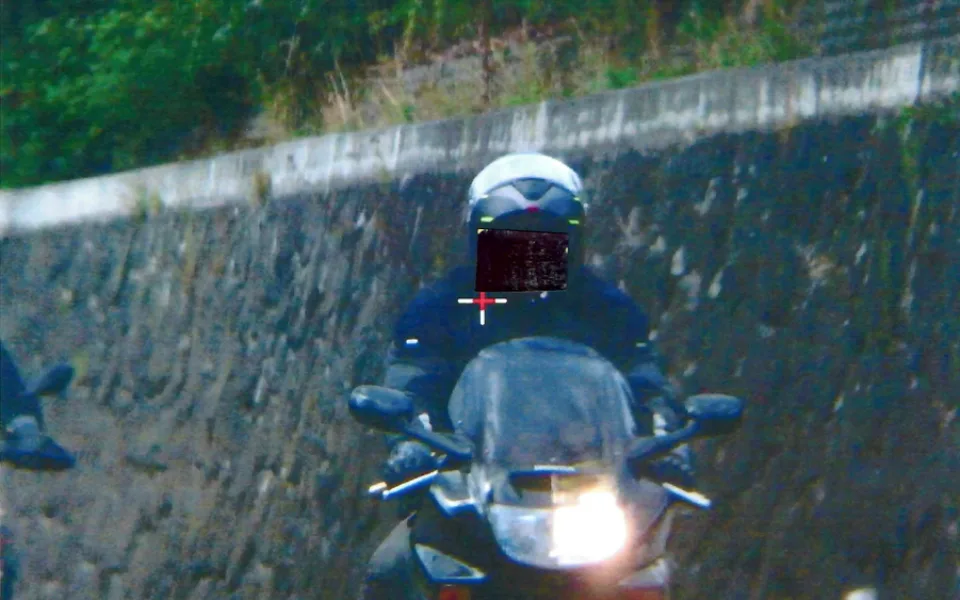 Držkovem se na motorce řítil rychlostí 105 kilometrů v hodině. Narazil ale na policejní kontrolu a přišel o řidičák