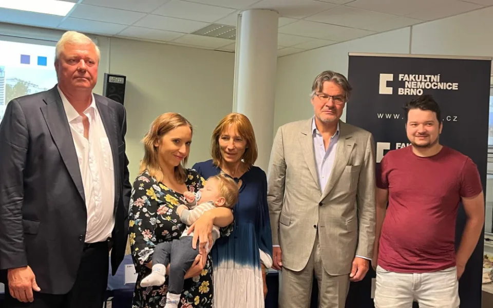 Půlroční Oliver měl až sto epileptických záchvatů denně. Lékaři z Brna mu pomohli unikátní operací mozku