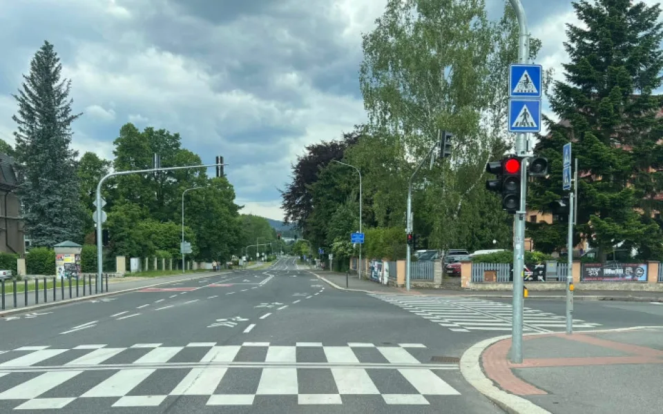 Semafory u jablonecké přehrady v novém režimu. Kvůli sběru dat poběží bez přerušení