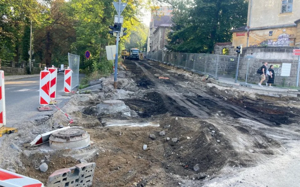 Dvorská ulice v Liberci, hlavní přístupová cesta na Králův háj, se dopravě otevře až začátkem října