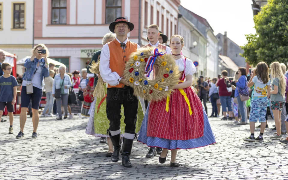 Frýdlant hostí Krajské dožínky. Bavit bude dožínkový průvod i s traktory, zemědělský program v parku či koncerty