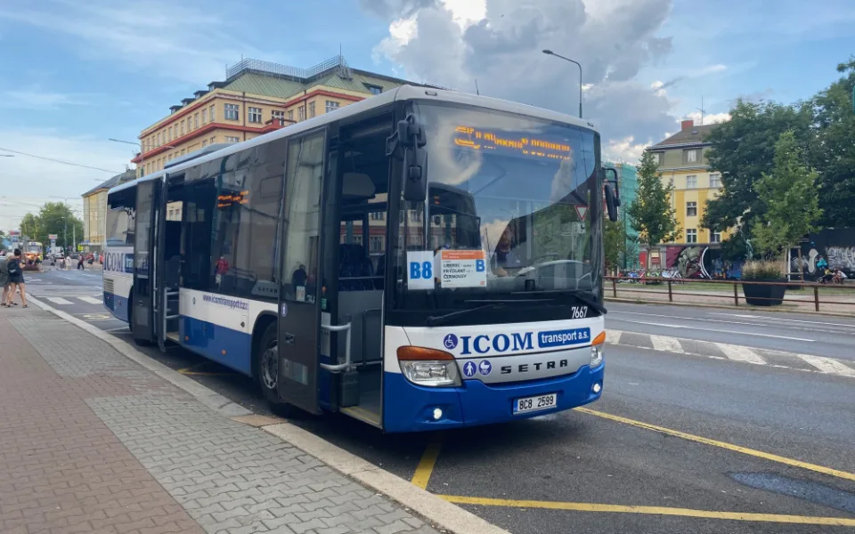 V Mníšku u Liberce pokračuje uzavírka silnice i vlaková výluka. Náhradní autobusová doprava pro školáky posílí