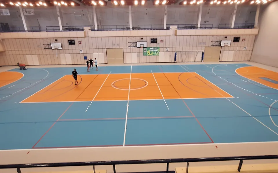 Jablonecká městská hala má novou a moderní palubovku