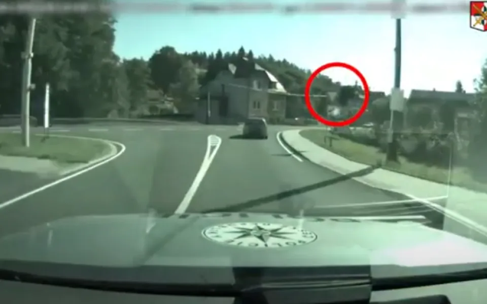 Honička jako z akčního filmu. Na Jablonecku pronásledovala policie prchajícího řidiče, skončil ve vazbě