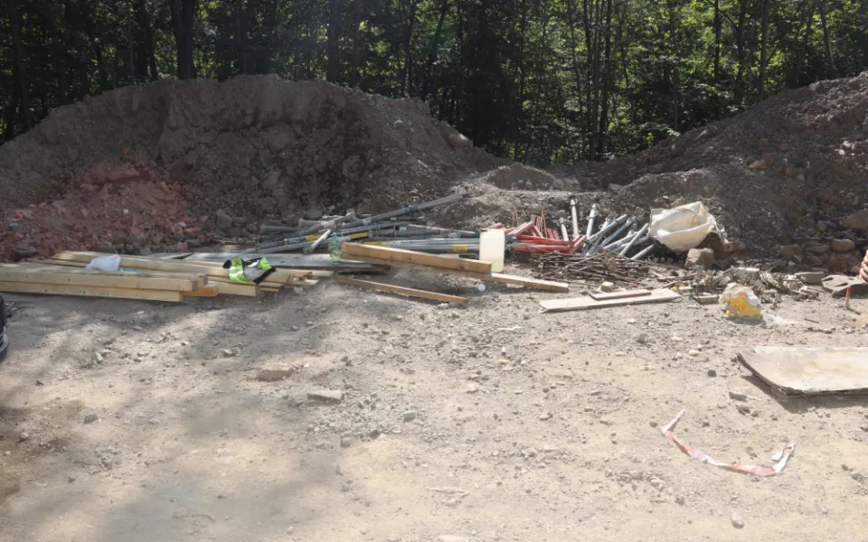 Z opravované silnice na Semilsku ukradl zloděj betonářské bednění za 600 tisíc korun.